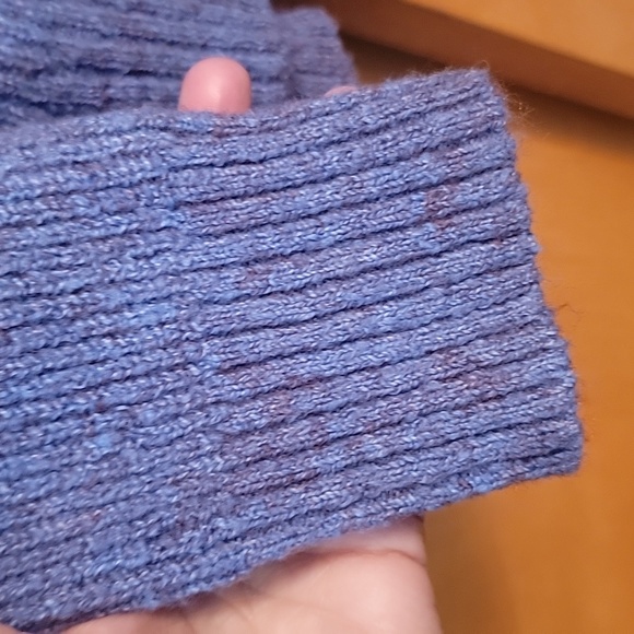 Old Navy Long Sleeve V Neck Sweater - Picture 6 of 9